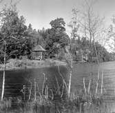 Utsikt över parken i Helgerum, sjön och trädgårdspaviljongen.