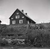 Bostadshus med träfasad, sadeltak samt lunett i Gölpa, Västrums socken.