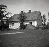 Fiskarstuga med putsad fasad i Västrum.