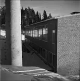 SKOLA
EXT. INT.
