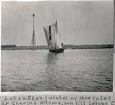 Stora lotsbåten vid slutet av 1800-talet. Ifören stående Charles Nilsson (Ur Ekmans klippbok).