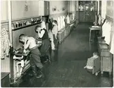 Vänersborg. Elfsborgs läns Dövstumskola, senare Vänerskolan. Tvätt och omklädningsrum i korridor