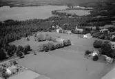 Flygfoto över Bonstorp och Bondstorps kyrka i Jönköpings län. Nr 1105/1961