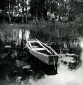 En eka förtöjd vid hamnen i Pataholm.