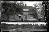 Barn framför hus