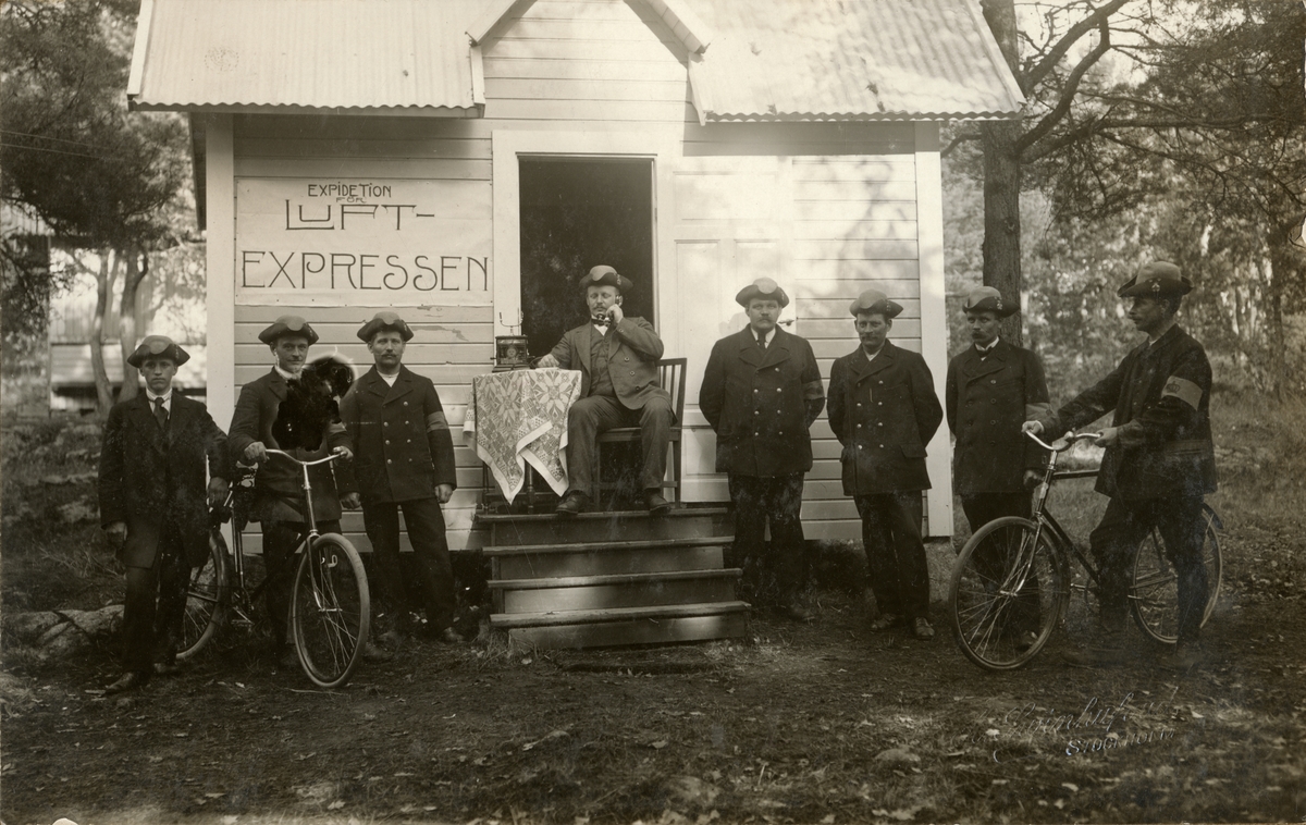 Axel A W Swinhufvud, Landstormens mobilisering 1914, utanför expeditionen för luftexpressen.