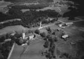 Flygfoto över Båraryds kyrka i Gislaveds kommun, Jönköpings län. Nr 1120/1961