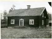 Norberg sn, Norberg, Fliken.
Exteriör av färdstuga, 1933.