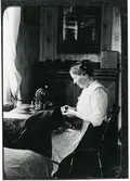 Norrby socken, Sala, Varmsätra.
Sömmerskan Elin Lind, c:a 1917.