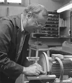 Sjöhistoriska museets modellverkstad. Modellbyggare Lennart Forsling i arbete med en detalj till modellen av Vasa i skala 1:10.