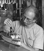 Modellbyggare Göran Forss arbetar med en modell av passagerarångfartyget NORRTELJE.