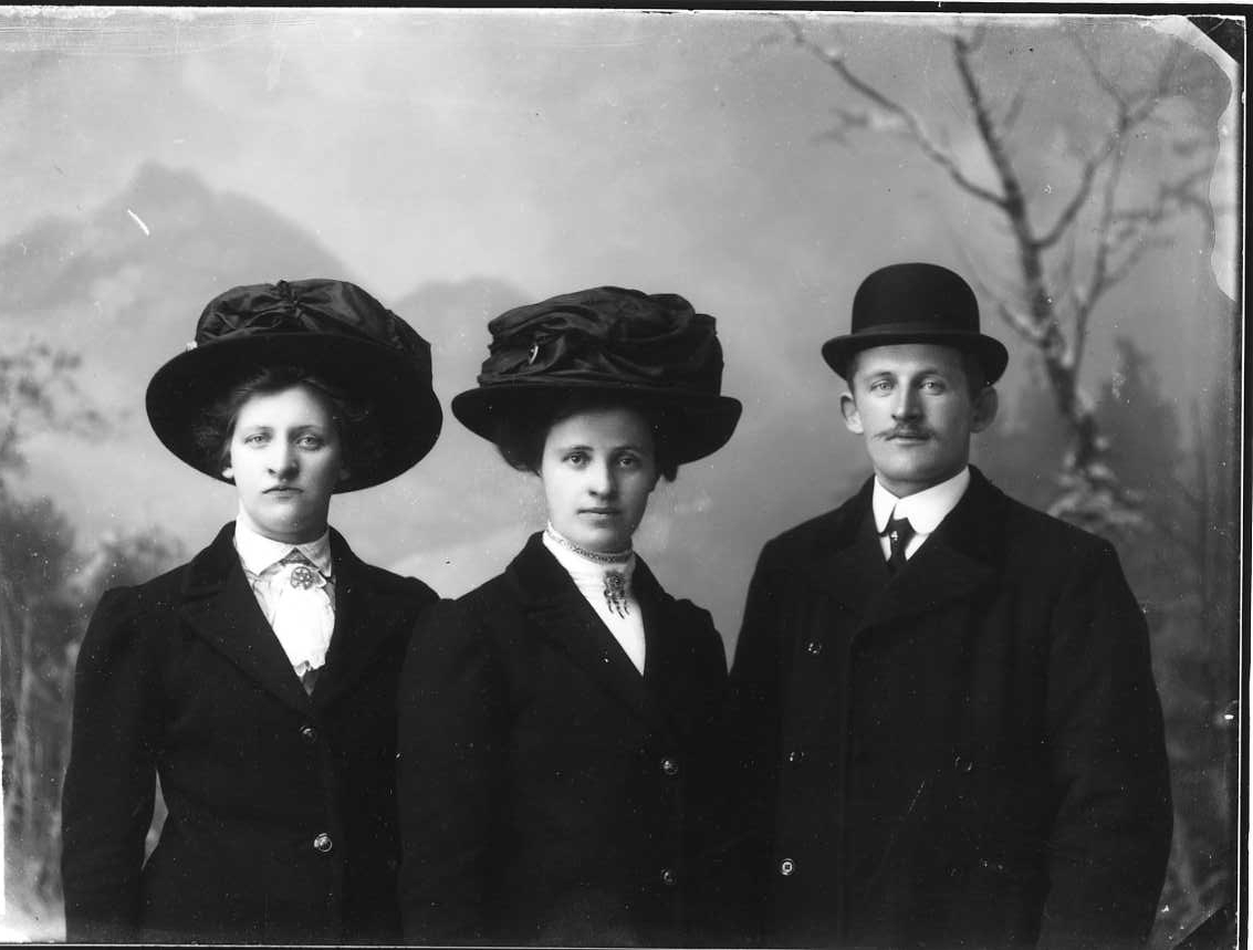 Calla Helena Sundbeck, Group image with the siblings Carlsson, from left: Elin, Jenny and Tedor. They stand with outerwear and hat in front of a winter fund.