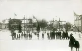 Fotograf? 
Bild tagen på Vetlanda torg, 1 januari 1920, i bakgrunden syns dekorationerna för stadsinvigningen.