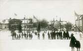 Fotograf? 
Bild tagen på Vetlanda torg, 1 januari 1920, i bakgrunden syns dekorationerna för stadsinvigningen.