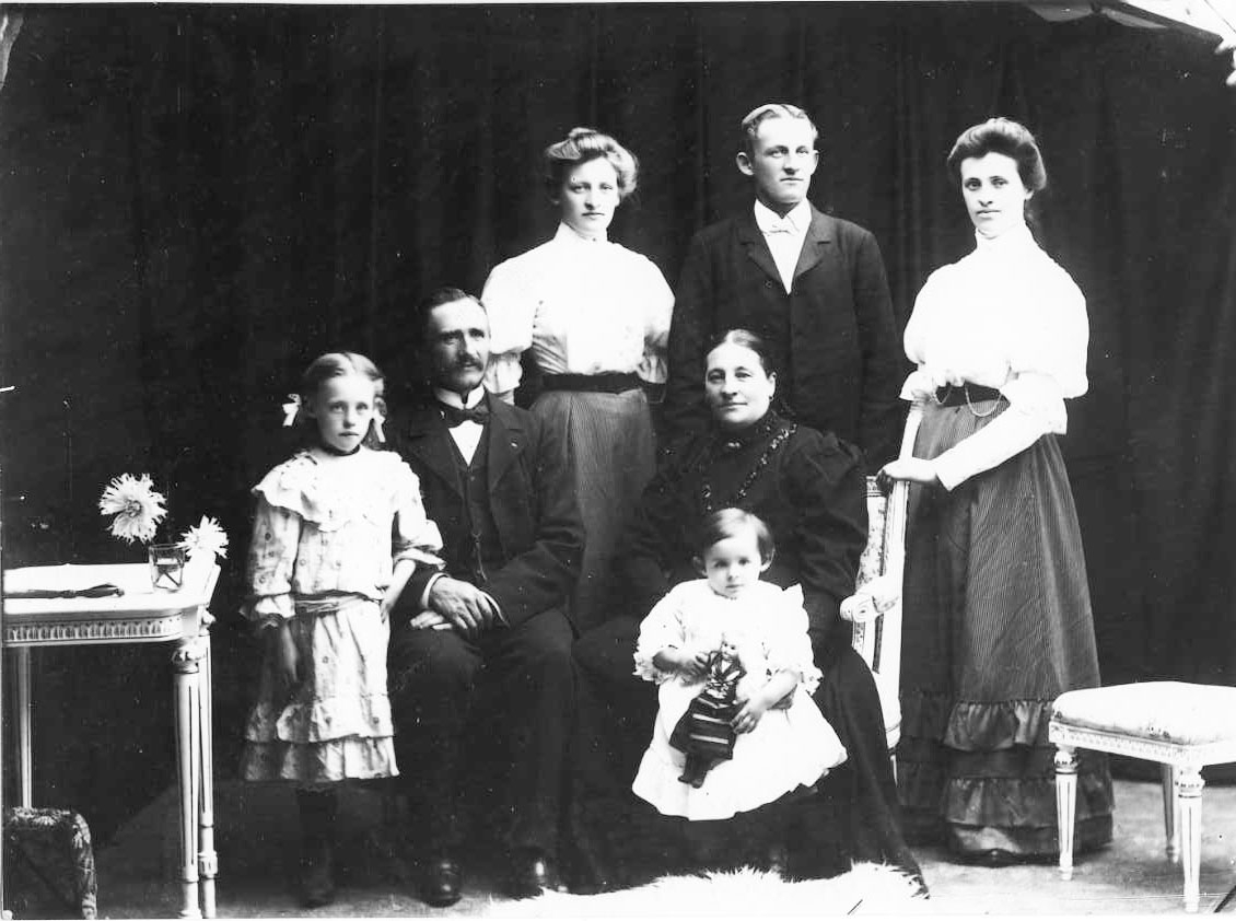 Calla Helena Sundbeck, Gruppbild med familjen Carlsson i Örserum. Stående från vänster i bakre rad Elin, Teodor och Jenny. Längst fram till vänster står Svea Valborg intill sittande föräldrar Gustav och Kristina. I Kristinas knä sitter den yngsta, Rut Margareta med en docka i handen.