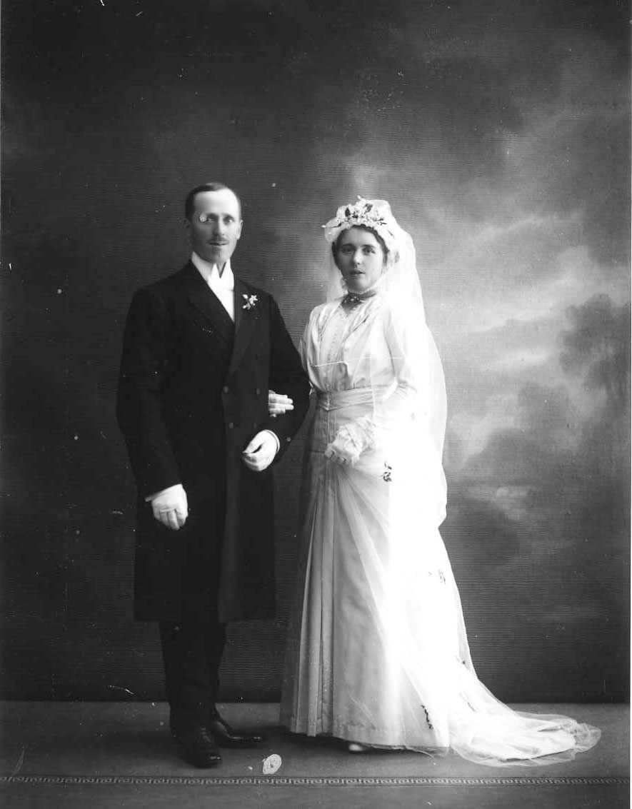 Calla Helena Sundbeck, Bröllopsfoto med Oskar Pettersson och Calla Pettersson - i ljus bröllopsklänning.