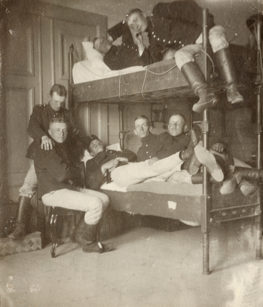Unknown artist, The photograph is included in albums containing pictures from the early 19th century depicting soldier life among others at Andra Svea artillery regiment A 5 and at Boden-Karlborg’s artillery regiment A 8. The pictures include photographs from different field service exercises and also pictures wit…