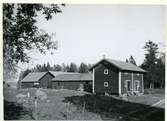 Odensvi sn, Köping, Torsmossen.
Ekonomibyggnaderna, 1949.