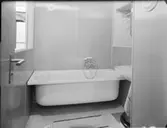 MONTER Å KONSTINDUSTRIHALLEN, FRIHÄNGANDE BADKAR