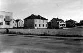 EXTERIÖR AV NÅGRA BOSTADSHUS VID BRINKAGATAN.
LÄNGST TILL VÄNSTER ERNST LEVANDERS.