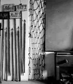 Utställning av jaktredskap för uppbådsjakt på varg såsom vargnät, vargspjut och skyltar för drevkarlar.
I Västergötlands museums samlingar.