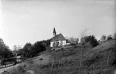 EXTERIÖR AV EN KYRKA SOM SYNS PÅ AVSTÅND. 1937.