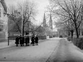 ALANDERSGATAN.D
DOMKYRKOTORNEN SYNS I BAKGRUNDEN.