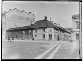 Två vånings bostadshus.
(Repro 1927 efter amatörfoto från år 1910).