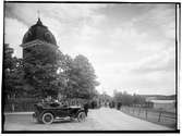 Hjulsjö kyrkan. Två öppna bilar framför kyrkan.
Beställnings nr: HÖ-125.