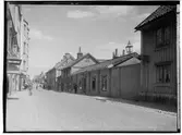 En och tvåvånings bostadshus.Drottninggatan norrut från Bondegatan.