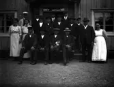 Anders Andersson med hustrun Amalia och gårdens anställda, Västmanland.