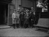 Paul Andersson som nybliven student, med kamrater, Västerås. 1914.