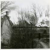 Ramnäs sn, Surahammar.
Brinnande badhus i Ramnäs (f.d. kraftstation). 1971.