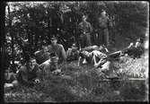 Militärer från I 9 vilar sig i gräset