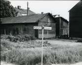 Västerås, Ängsgärdet, Kv. Sågklingan.
Byggnader i korsningen Myggbogatan-Ängsgatan. Juni 1967.