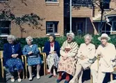 Midsommarfirande utanför Brattåsgården omkring 1990. Från vänster: Berta Matsson (1910 - 2013), Valborg Nilsson (1903 - 2002), Sonja Ljugvall (1921 - 2004), Stina Svensson (1912 - 2001), Ingrid Nilsson (1912 - 2006) samt okänd.