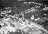 Vy över skolan och kyrkan i Linneryd.