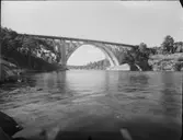 SÖRRHALLEN, TUNNELBANAN, SKURUBRON
EXT. INT.