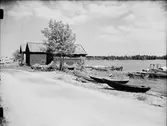Sjöbodar och båtar vid Sjötullen, Östhammar, Uppland