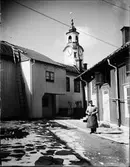 Lorentz Didricsson utanför sin läderhandel vid Rådhustorget, Östhammar, Uppland