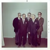 Fem manliga (S)-politiker står i Kållereds kommunalhus på Streteredsvägen 3 (Vommedal Västergård) år 1969. Från vänster: Evert Eliasson (1912 - 1993), Elof Johansson (1912 - 1987), Ivar Andersson (1913 - 2004), Harry Johansson (1902 - 1977), Erik Svärd (1921 - 1983) samt Per-Olof Lundberg (1930 - ).