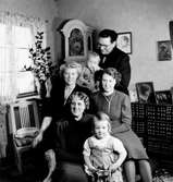 Familjen samlad i Karl Alberts villa i Tulebo, cirka 1940 (villan brann i februari 1944). Främst sitter Ester Alberts (1883 - 1968) med lilla Birgitta Gullers i knäet. Bakom dem sitter Ingvor Alberts Gullers (1914 - 2009) och Gunnel Alberts Dahlbeck (1912 - 2007). Längst bak står Karl Alberts Johansson (1881 - 1956) hållandes lille Peter Gullers.