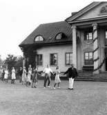 Familjen Alberts med vänner firar midsommar vid Karl Alberts villa i Tulebo, 1940-tal. Längst till höger ses Karl Alberts (tidigare: Johansson).