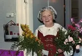 Signe Fredriksson (1901 - 1992) med buketter i händerna. Hon bodde i 