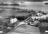 Nuvarande Skatelövs kyrka uppfördes 1820-1821 och ersatte en medeltida stenkyrka som låg några hundra meter bort på den gamla kyrkplatsen. Kyrkan är tidstypiskt uppförd i nyklassicistisk stil efter ritningar av arkitekt Axel Almfelt. Den invigdes 24 juni 1825 av biskop Esaias Tegnér.