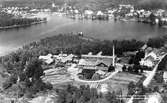 Vy över Hovmantorps Nya glasbruk (1905-1978). 
Brukets grundare ville skilja på det nya Hovmantorps glasbruk, från det gamla som brann 1878. Därför lade man till 