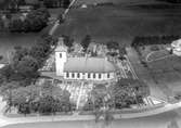 Ryssby kyrka med kyrkogård. Till höger skymtar prästgården.
Nuvarande kyrka är den tredje kända kyrkan på samma plats. Den byggdes 1840-1844, efter ritningar av Axel Nyström och uppfördes i nyklassicistisk stil. 2 augusti 1846 förrättades invigningen av biskop Christopher Isac Heurlin.