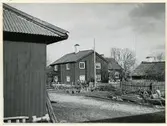 Romfartuna sn, Västerås.
Brunnsby, gårdsbild, 1949.