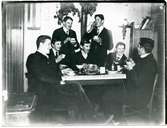 Romfartuna sn, Västerås.
Tomta lantbruksskola, 1911. En grupp män dricker kaffe med dopp.