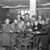 Skolpojkar lär skoyrket.
10 februari 1959.